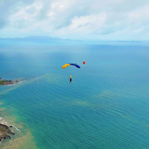 parachute skydiving airlie beach