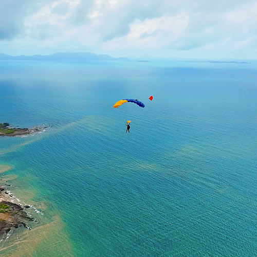 parachute over airlie beach whitsundays