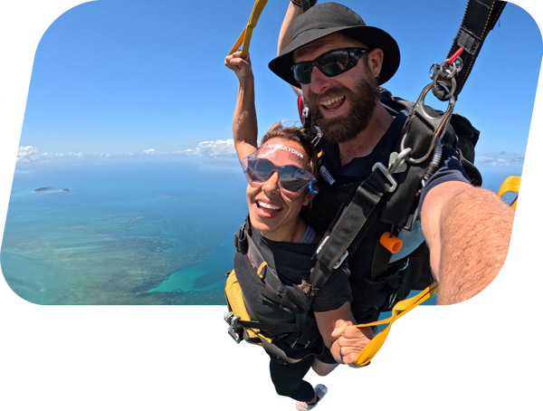 skydiving cairns instructor and passenger flying parachute