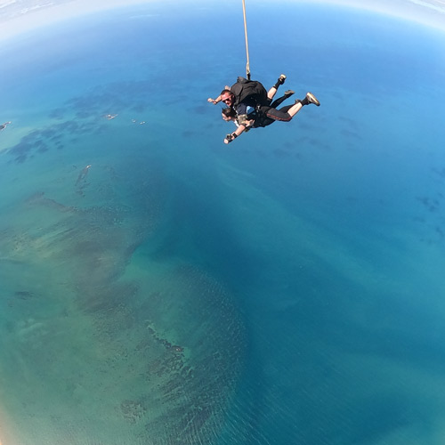 tandem skydiving cairns customer and instructor