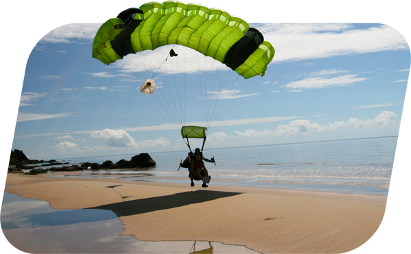 pair tandem skydiving in cairns and landing on the beach in kings reef kurrimine beach great barrier reef