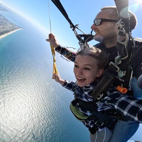 tandem skydiving passenger steering parachute