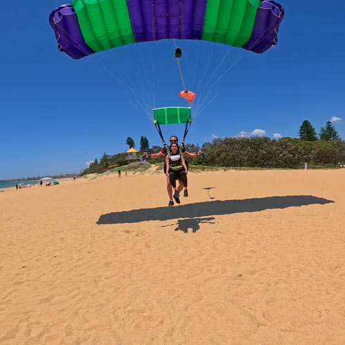 parachute landing on currimundi beach